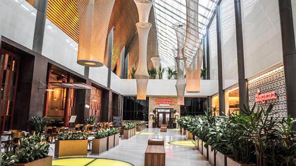 Corredor de shopping vazio