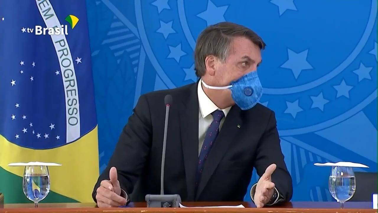 Bolsonaro de máscara durante coletiva