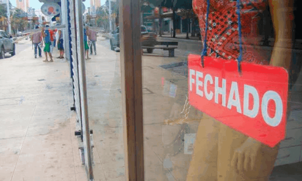 Placa de "fechado" em loja
