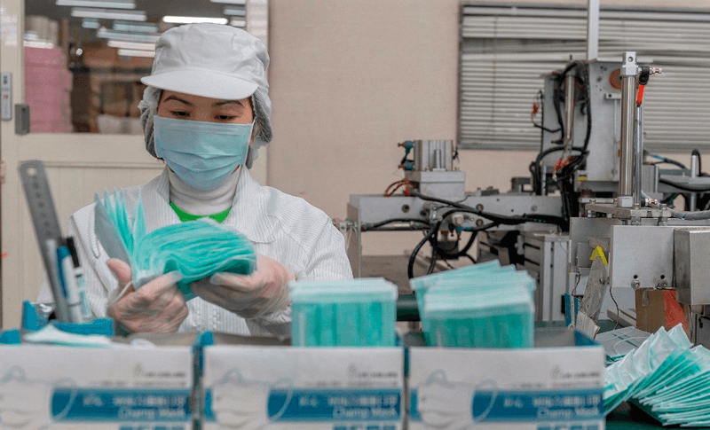 Mulher fabrica máscaras cirúrgicas