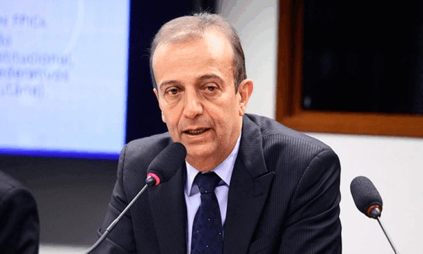 Miguel Haddad fala ao microfone