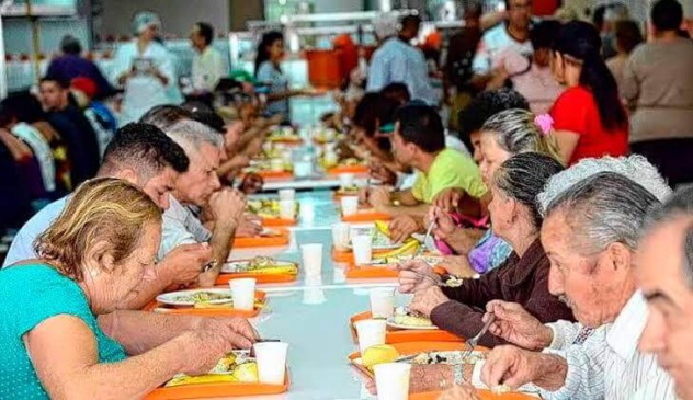 Pessoas almoçando no Bom Prato