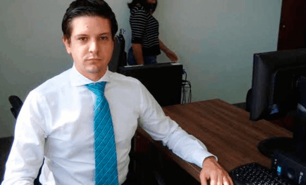 Juiz Filipe Antonio Marchi Levada em mesa de trabalho