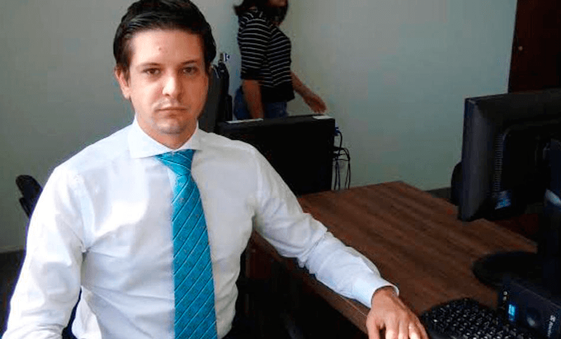 Juiz Filipe Antonio Marchi Levada em mesa de trabalho