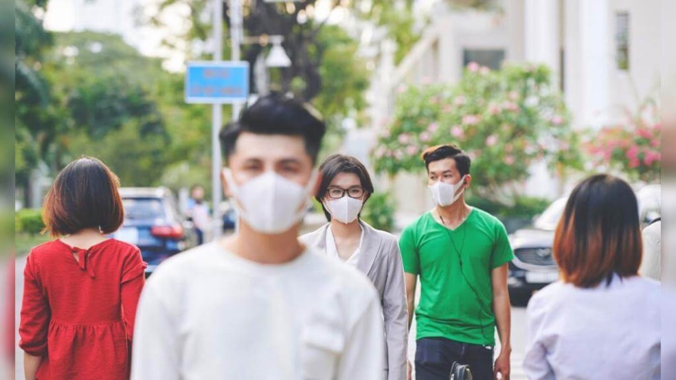 Pessoas andam em centro urbano usando máscaras Pessoas andam em centro urbano usando máscaras