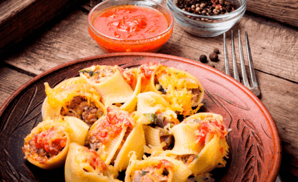 Prato com massa e molhos