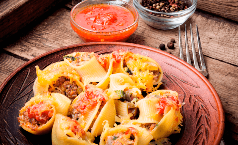 Prato com massa e molhos