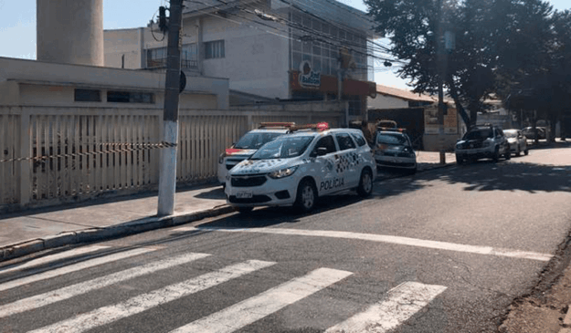 Fachada da UBS Central com viaturas