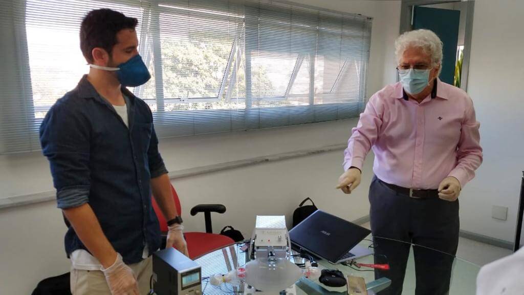 Membros do grupo de pesquisa analisam respirador