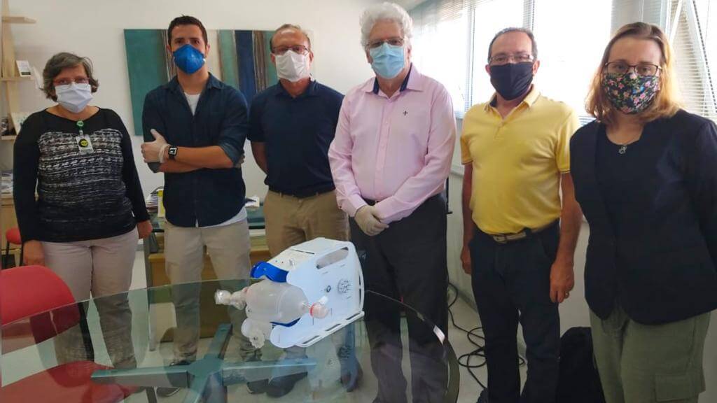 Membros do grupo que construíram ventilador mecânico