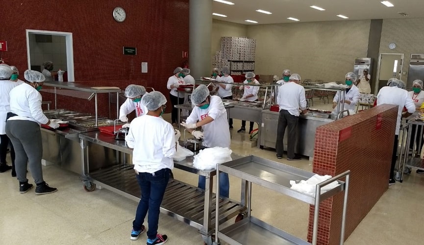 Foto de pessoas em cozinha industrial
