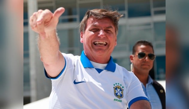 Bolsonaro faz joia a apoiadores