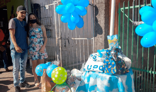 Jovem casal ao lado de monte de presentes