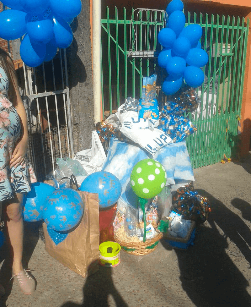 Monte de presentes na calçada de casa