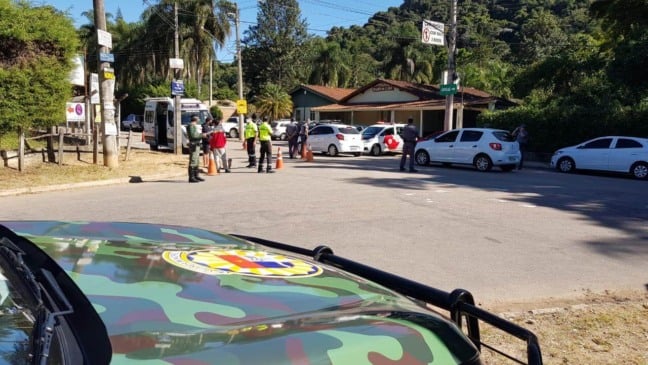 Viatura da Divisão Florestal e fila de carros