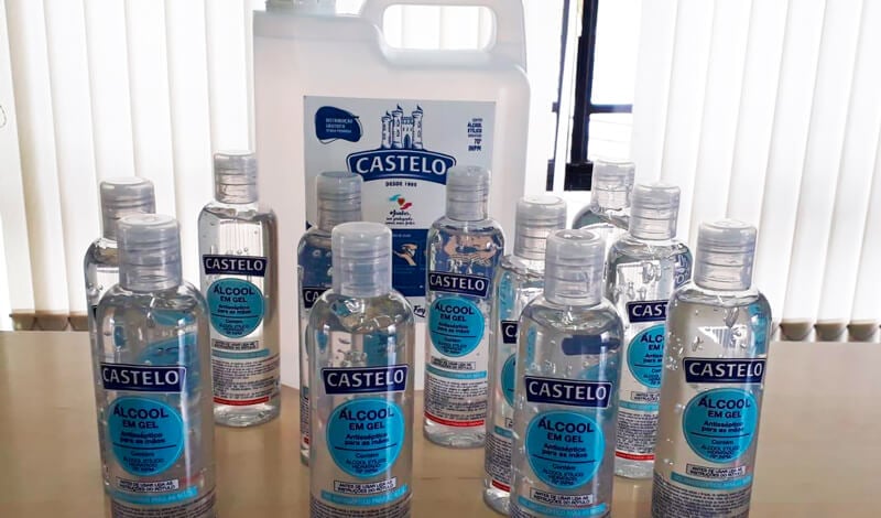 Galão e frascos de álcool em gel