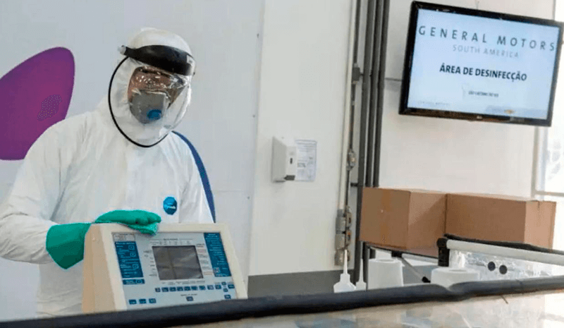 Pesquisador usa máscara e roupa especial para recuperar respirador