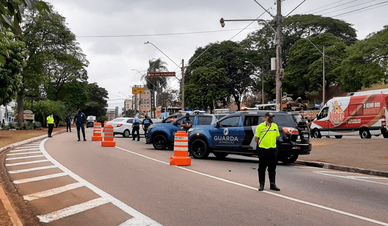 Guardas municipais orientam moradores de Jundiaí, pedindo que evitem circulação sem necessidade. (Foto: Motoboy Xororó) Guardas municipais orientam moradores de Jundiaí, pedindo que evitem circulação sem necessidade. (Foto: Motoboy Xororó)