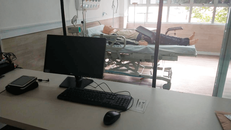 Leitos com manequim em maca