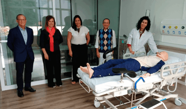 Membros da FMJ em sala de simulação