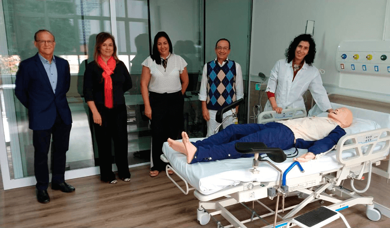 Membros da FMJ em sala de simulação