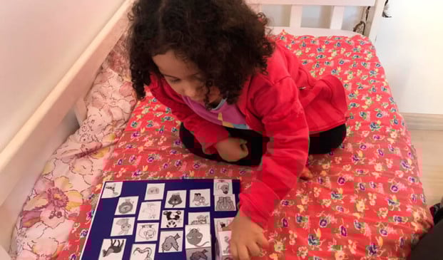 Criança brinca com jogo de figuras