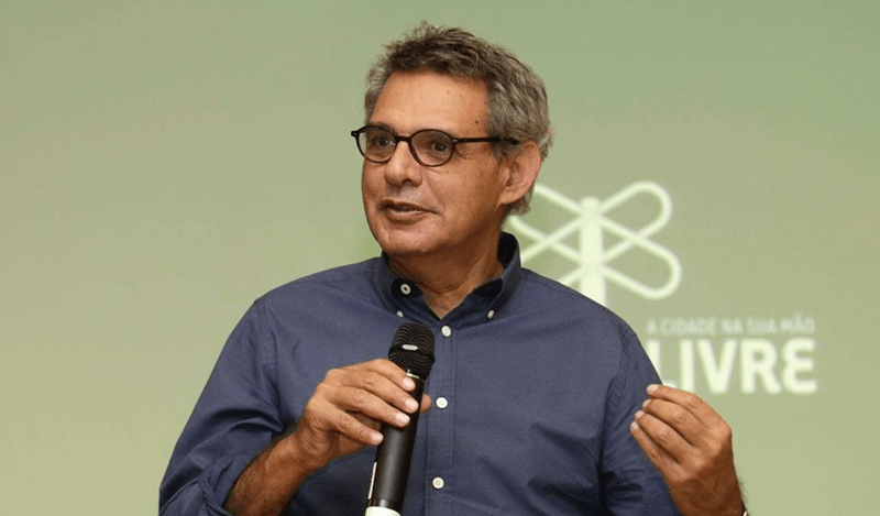 Gilberto Dimenstein falando ao microfone