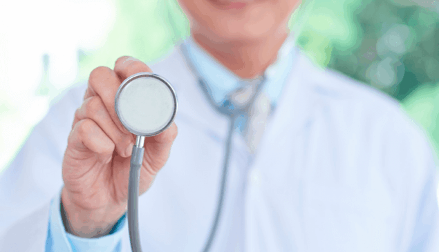 Médico com estetoscópio