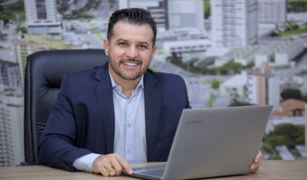 Foto de homem na frente de notebook