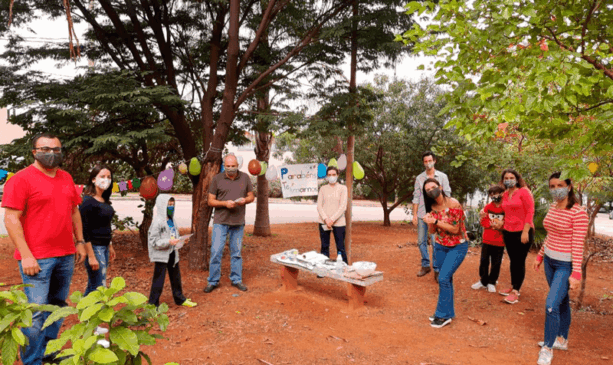Família canta parabéns em praça de Jundiaí