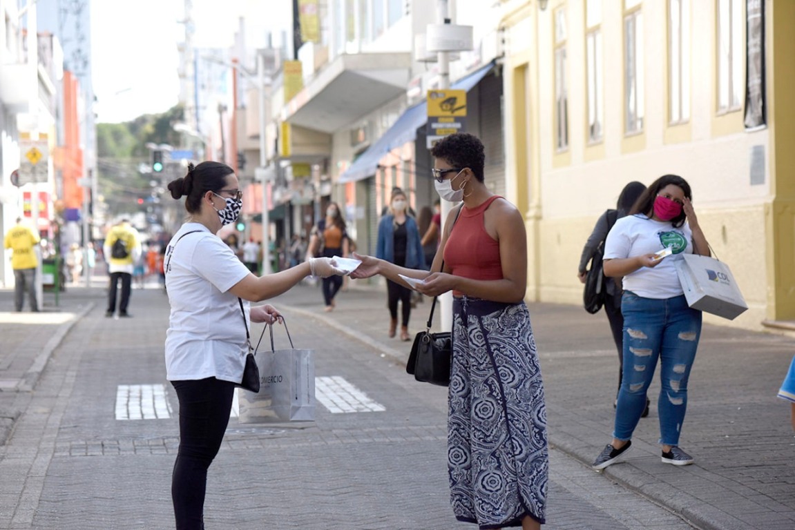 Prefeitura de Jundiaí e entidades do comércio distribuem 5 mil máscaras no Centro