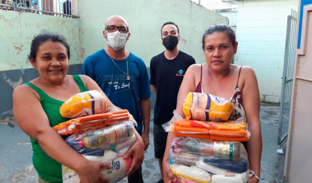 Famílias recebem cestas da Prefeitura