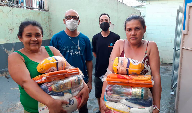 Famílias recebem cestas da Prefeitura
