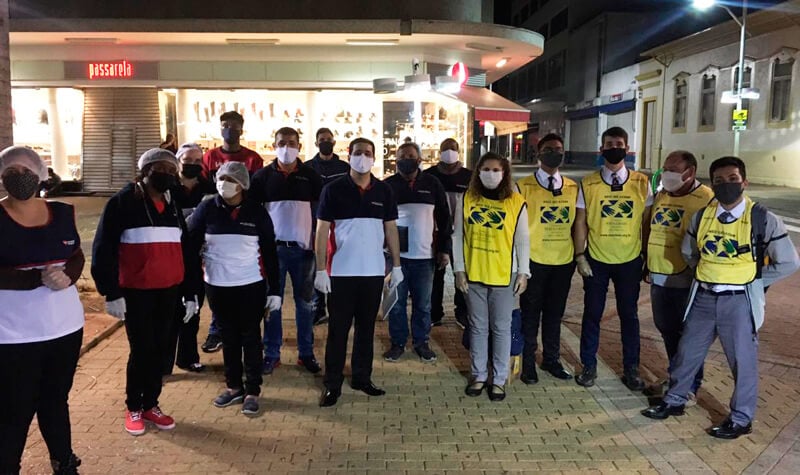 Voluntários reunidos na Praça da Catedral