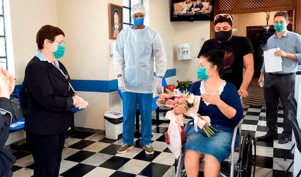 Marta saindo do Hospital de cadeira de rodas