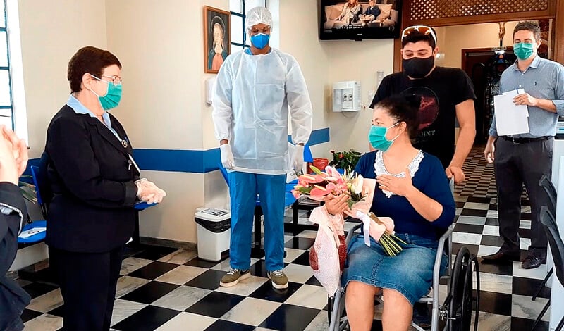 Marta saindo do Hospital de cadeira de rodas