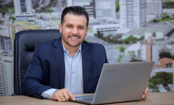 Mark Monteiro, com computador ligado, em mesa da ACE