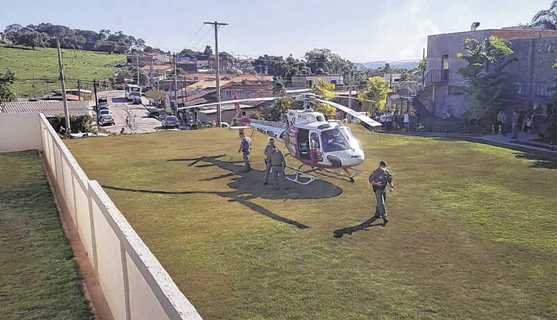 Helicóptero Águia da Polícia Militar próximo a prédio do Jardim Tulipas