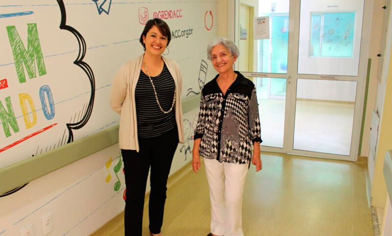 Verci Butalo e Isabela Bastos Cardoso em corredor do Grendacc