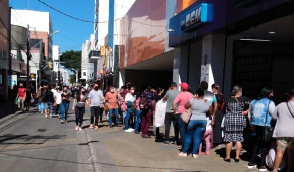 Pessoas amontoadas em filas no Centro de Jundiaí