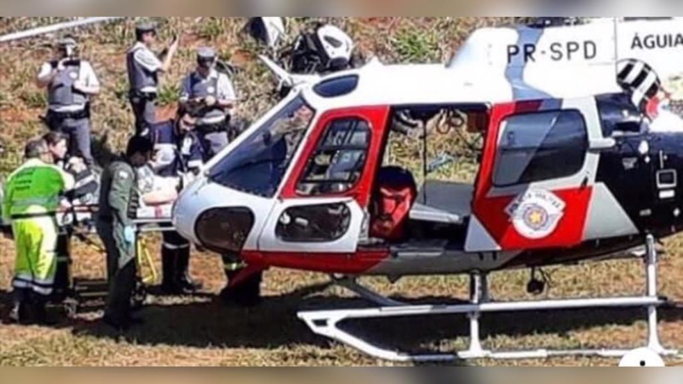 Helicóptero Águia da Polícia Militar ajudando socorro Helicóptero Águia da Polícia Militar ajudando socorro