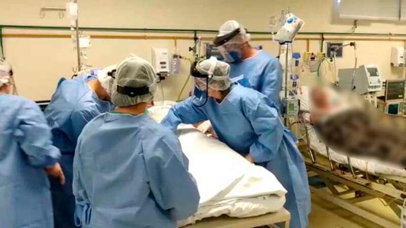 Médicos e enfermeiros trabalhando em leito de UTI