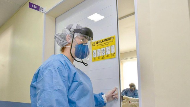 Profissional de saúde entrando em setor de UTI