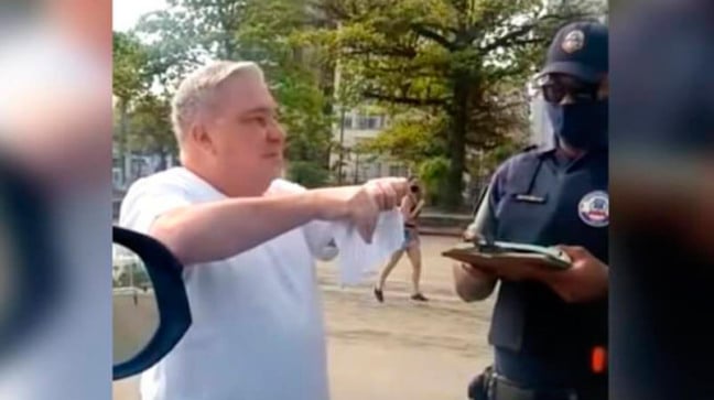 Desembargador rasgando multa em frente à guarda municipal