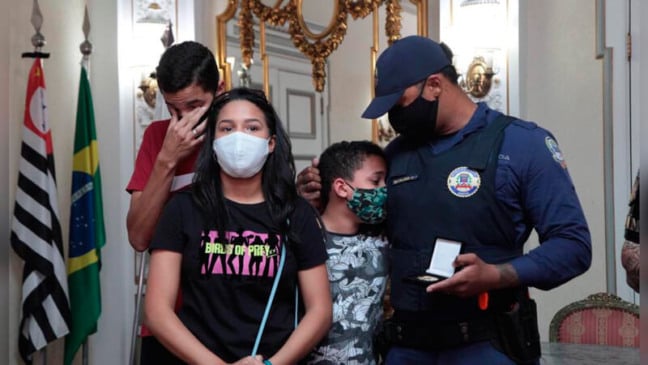 Guarda com família durante homenagem em Santos