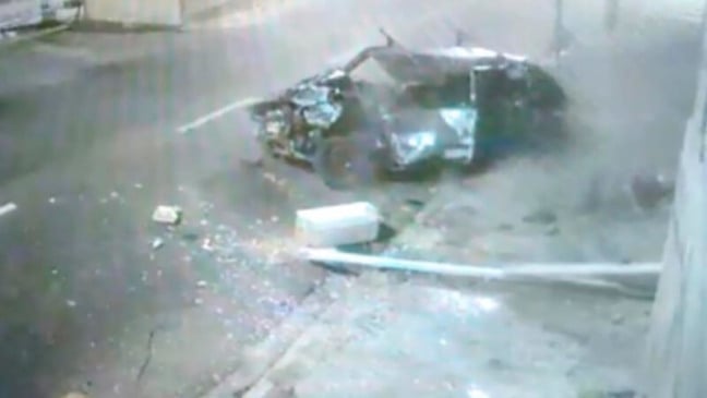 Câmera registra momento em que carro em alta velocidade colide contra poste no Vianelo