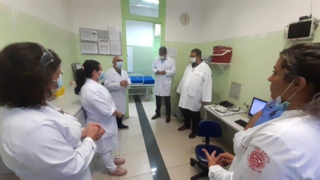 Médicos reunidos em sala do Hospital São Vicente
