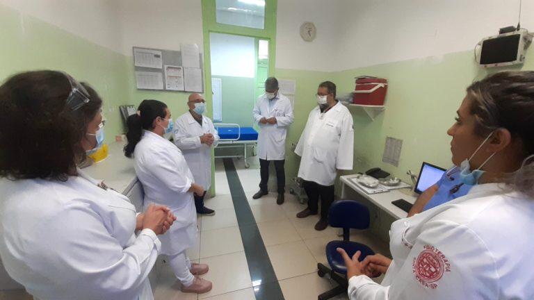 Médicos reunidos em sala do Hospital São Vicente Médicos reunidos em sala do Hospital São Vicente