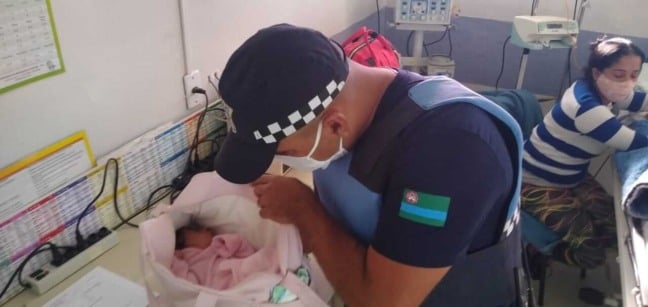 Recém-nascido abandonado na igreja da Vila Arens. (Foto: Divulgação)