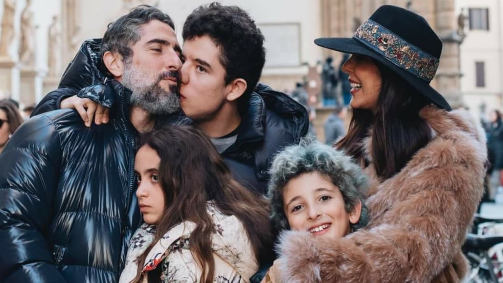 Marcos Mion com sua esposa e os três filhos. Marcos Mion com sua esposa e os três filhos.